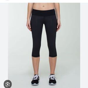 Lululemon Athletica sz 6 black laser cut crops w/pockets tights leggings